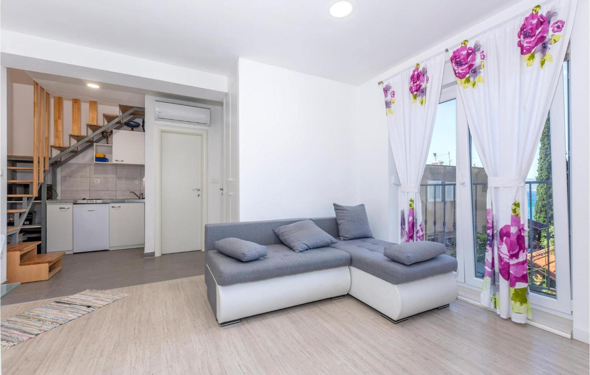 Gorgeous Apartment In Omis With Kitchen المظهر الخارجي الصورة